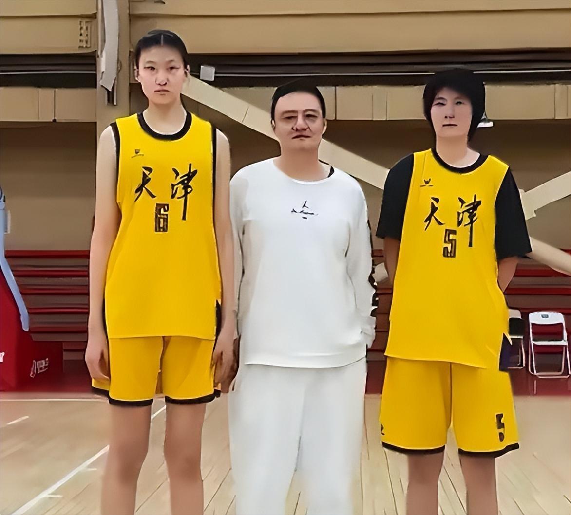 14岁小女孩已能扣篮！身高2.2米+臂展2.27米 郑海霞在她身边矮一个头