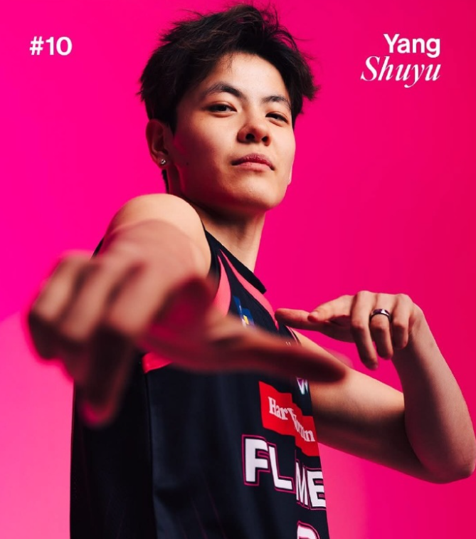 杨舒予亮相谊园！全英采访侧面透露目标WNBA 还与多位美女球迷合影