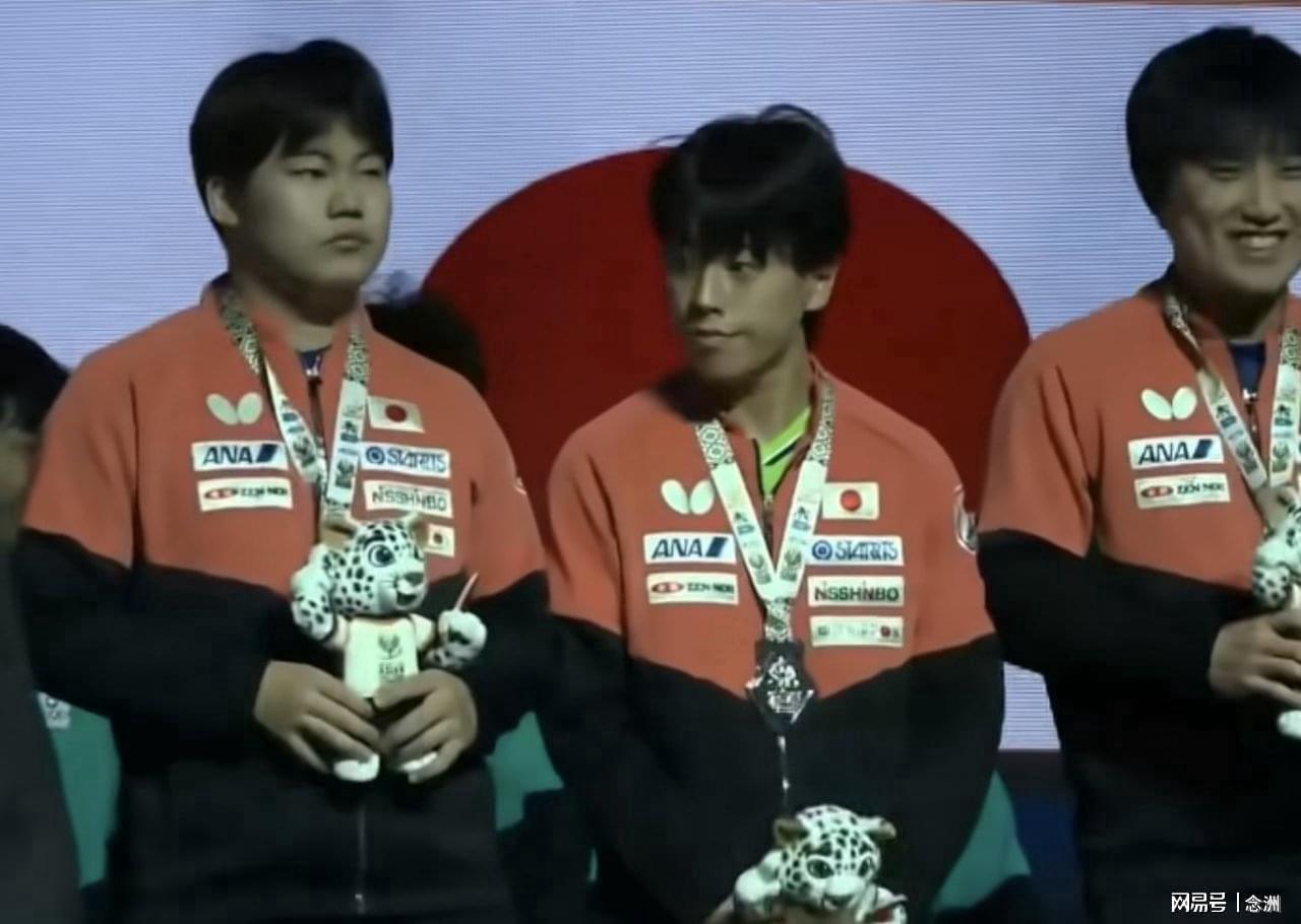 毫无羞耻心！松岛辉空出局后低头玩手机 无视张本智和 后者垂头丧气